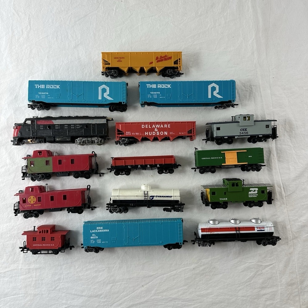 Bachmann HO Scale‎ Lot Of 15 Mixed Locomotive Caboose Flat Boxcar Tanker Vintage